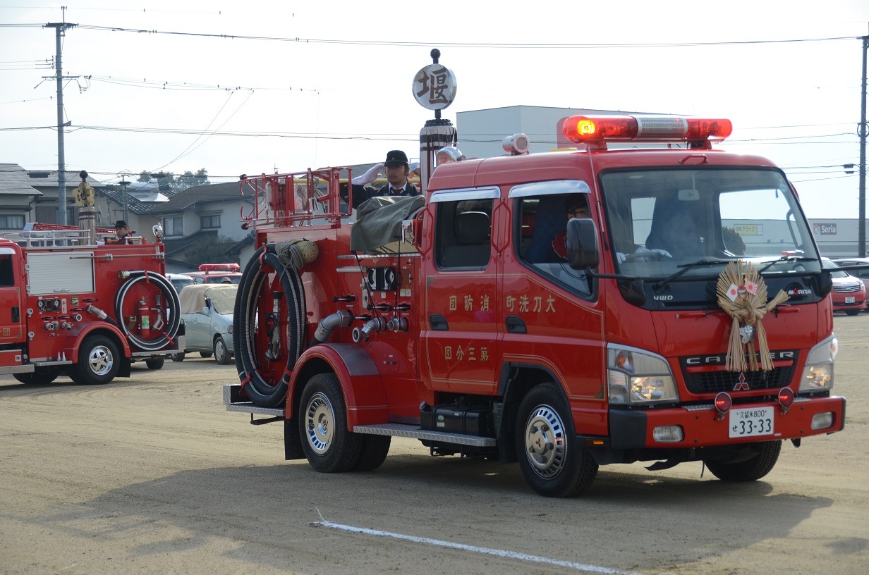 消防出初式の消防車の画像