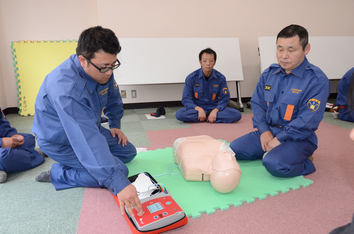 AEDを使用した救命処置の実技の様子画像