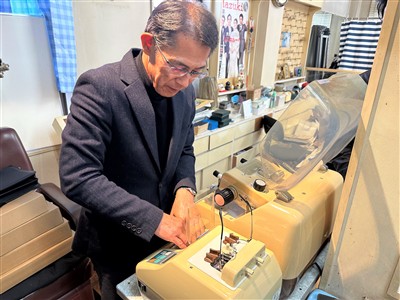 レンズを調整している様子