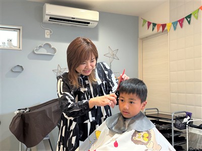 カットしている様子