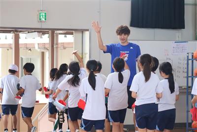 西川選手とハイタッチをするこどもたち