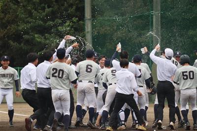 チームメイトと勝利を分かち合う様子