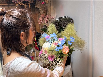 花束を作っている様子