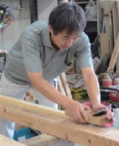 鉋削りをする中島さん