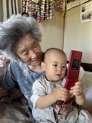 ひ孫と過ごす様子