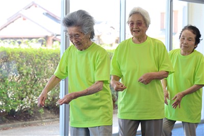 炭坑節を踊る様子